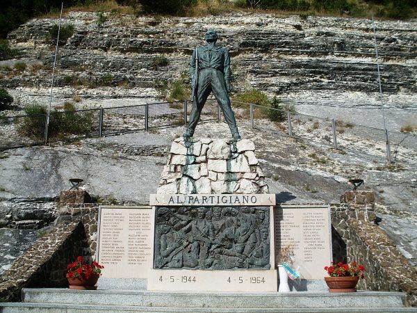 Pomnik partyzanta w Arcevii (fot. Claudio.stanco, CC0 1.0 Universal Public Domain Dedication).