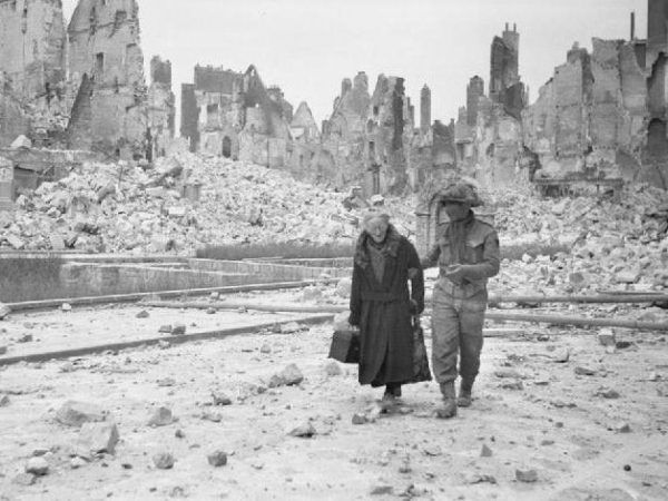 Caen w wyniku nalotu dywanowego dokonanego w nocy z 5 na 6 czerwca zostało niemal zrównane z ziemią. Skalę zniszczeń doskonale pokazuje to zdjęcie, wykonane po wkroczeniu wojsk alianckich do miasta (fot. z kolekcji Imperial War Muzeum, domena publiczna).