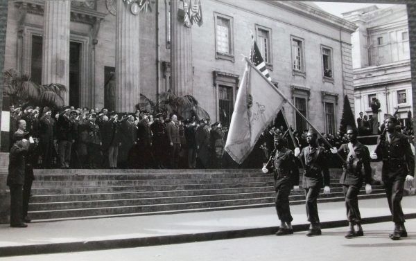 Defilada z okazji zwycięstwa przed pałacem sprawiedliwości w Reims, 8 maja 1945 roku (fot. ze zbiorów Musée de la Reddition, CC BY-SA 4.0).