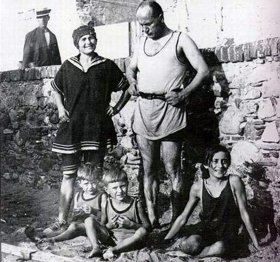 Mussolini z żoną i dziećmi w 1923 r. Wiosną 1945 r. Rachele uniknęła losu męża, ale musiała ukrywać się przed antyfaszystowskimi partyzantami i bojówkarzami (fot. domena publiczna).