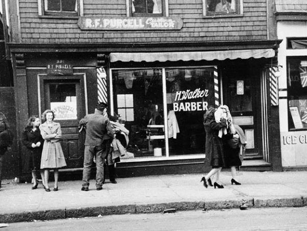 Wybite szyby w lokalu jednego z fryzjerów, Halifax 8 maja 1945 r. (fot. ze zbiorów Library and Archives Canada, CC BY 2.0).