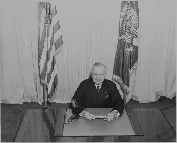Prezydent Harry S. Truman ogłasza koniec II wojny światowej w Europie (fot. ze zbiorów National Archives and Records Administration, domena publiczna).