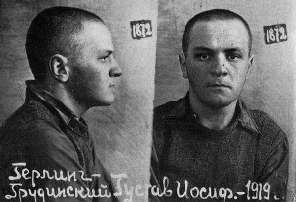 Gustaw Herling-Grudziński na zdjęciu wykonanym przez NKWD w 1940 roku (źródło: domena publiczna).
