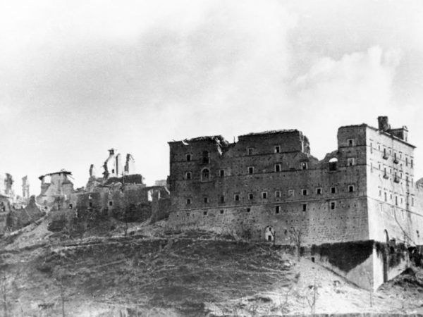Do takiego stanu doprowadziło zabytkowy klasztor alianckie bombardowanie (fot. Bundesarchiv, Bild 146-2005-0004 / Wittke, lic. CC BY-SA 3.0 de).