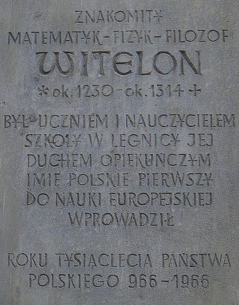 Tablica pamiątkowa poświęcona Witelonowi na fasadzie Muzeum Miedzi w Legnicy (autor: Aw58, lic.: CC BY-SA 3.0).