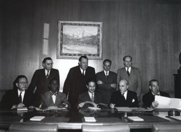 Rafał Lemkin (na zdjęciu stoi pierwsze z prawej) otrzymywał nominację do pokojowego Nobla niemal przez całe lata 50. (źródło: Culturaldiplomacy; lic. CC BY 3.0).