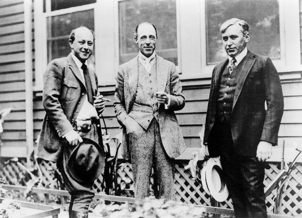 Reżyserzy D. W. Griffith, Mack Sennett, i Cecil B. Demille. Czy to uśmiechnięty pan pośrodku miał coś wspólnego z morderstwem Taylora? (zdjęcie dzięki uprzejmości Orange County Archives).