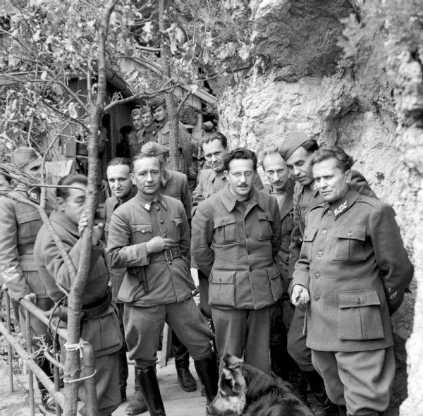 Josip Broz-Tito (pierwszy z prawej) w towarzystwie innych dowódców jugosłowiańskiej partyzantki, maj 1945 r. (fot. ze zbiorów Imperial War Museums, domena pubilczna).