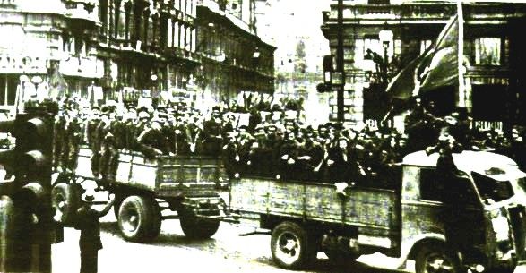 Antyfaszystowscy partyzanci w czasie parady po wyzwoleniu Bolonii w kwietniu 1945 r. (fot. domena publiczna).