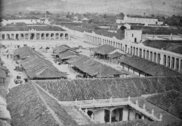 Rynek miasta Gwatemala za czasów Rafaela Carrery (fot. Miguel Alfredo Álvarez Arévalo, domena publiczna).