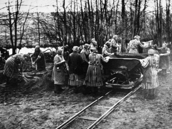 Więźniarki obozu Ravensbrück poza niewolniczą pracą, padały również ofiarą nieludzkich eksperymentów medycznych. Wśród ich oprawców był Walter Paul Schreiber (źródło: Bundesarchiv; lic. CC BY-SA 3.0).