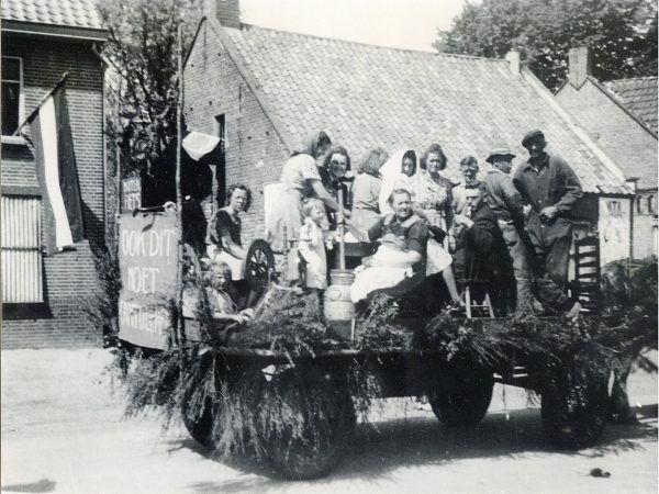 Wóz biorący udziału w paradzie z okazji wyzwolenia, 1945 r. (fot. Pieter K, domena publiczna).