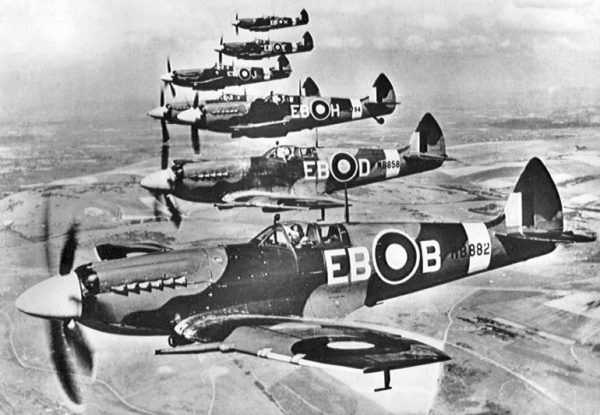W tych samolotach brytyjscy lotnicy walczyli nie tylko z hitlerowskim agresorem, ale również z chłodem i własnymi słabościami (źródło: domena publiczna).
