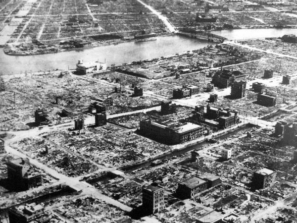 Zdjęcie jednej z tokijskich dzielnic wykonane 10 marca 1945 roku. Widać na nim doskonale skalę zniszczeń, jakie spowodowała gigantyczna burza ogniowa (źródło: domena publiczna).
