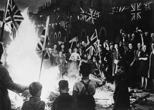 Ognisko na ulicy jednego z brytyjskich miast w noc z 8 na 9 maja 1945 r. (fot. ze zbiorów Imperial War Museum, domena publiczna).