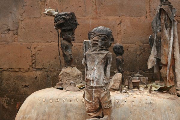 Beniński ołtarz wodu. Czy to z tamtego afrykańskiego kraju pochodzą zombie? (fot. Dominik Schwarz, lic. CC BY-SA 3.0).