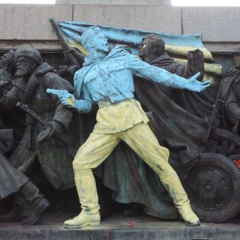 Fragment pomnika Armii Radzieckiej w bułgarskiej Sofii jest stał się obiektem manifestów artystycznych. Na zdjęciu: przemalowany w ukraińskie barwy narodowe jako wyraz wsparcia dla Euromajdanu (autor: Vassia Atanassova, lic.: CC BY-SA 3.0).