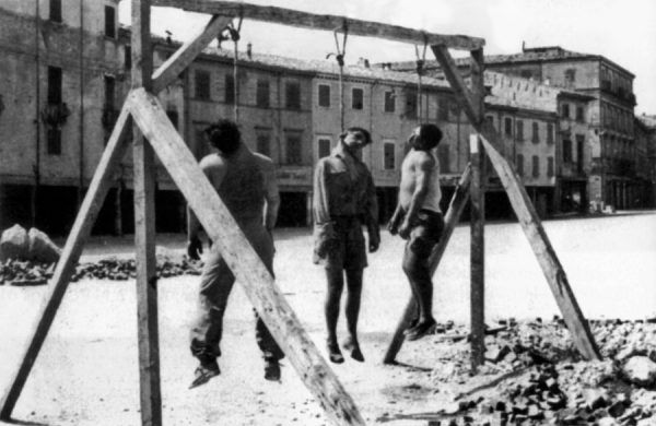 „Trzej męczennicy” – partyzanci powieszeni w Rimini w 1945 r. Pamięć o faszystowskiej przemocy pobudzała do brutalnego odwetu (fot. domena publiczna).