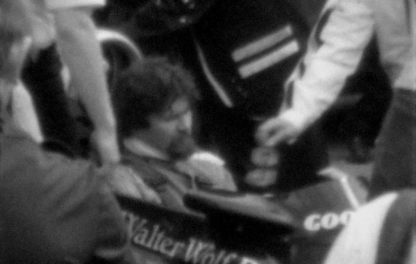 Andrzej Jaroszewicz kochał szybkie samochody. Powyżej kadr z amatorskiego filmu z 1979 roku, na którym widać Jaroszewicza zasiadającego w kokpicie przed pokazową jazdą bolidu Formuły 1 (fot. Stiopa; lic. CC-BY-SA 3.0).