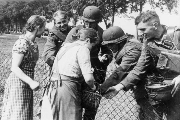Polskie folksdojczki radośnie witają żołnierzy niemieckich (źródło: Bundesarchiv, lic.: CC BY-SA 3.0 de).
