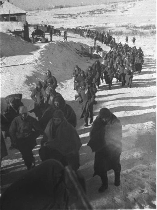 Niemiecka armia potrzebowała świeżej krwi, zwłaszcza po klęsce pod Stalingradem. A Volksdeutsche mieli obowiązek udowodnienia swojej wierności Rzeszy. Na zdjęciu: kolumna niemieckich jeńców w drodze do obozu, luty 1943 (źródło: Bundesarchiv, lic.: CC BY-SA 3.0 de).