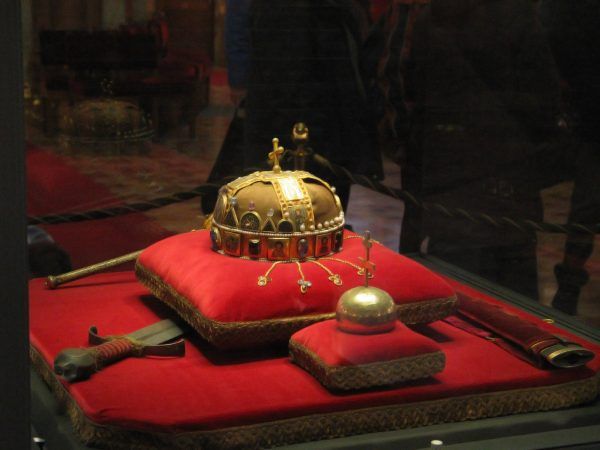 Oto prawdziwa władczyni Węgier! Korona Świętego Stefana i reszta królewskich insygniów (autor: Schopenhauer, lic.: CC BY 3.0).