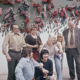 Danuta Rinn jako Miss Obiektywu Opole 1974, a u jej stóp rywalizujące na estradzie Maryla Rodowicz i Urszula Sipińska. Zdjęcie z książki "Jak w kabarecie" (fot. Grażyna Rutowska; źródło: Narodowe Archiwum Cyfrowe).