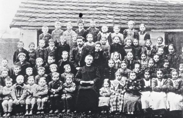Mały Adolf (trzeci od lewej w pierwszym rzędzie) na zdjęciu klasowym z 1895 roku (źródło: domena publiczna).