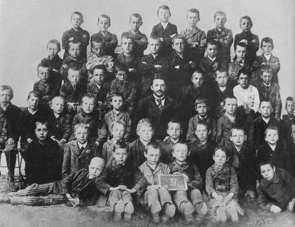 Kolejne szkolne zdjęcie Adolfa (stoi w ostatnim rzędzie po środku), 1899 rok (źródło: domena publiczna).