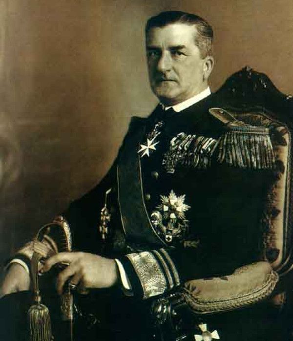 Miklós Horthy de Nagybánya, regent w latach 1920-1944, przysięgał wierność nie NA Koronę, a PRZED nią (źródło: domena publiczna).
