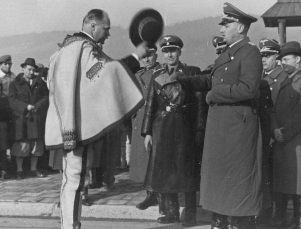 Wacław Krzeptowski składa hołd Hansowi Frankow w listopadzie 1939 roku (źródło: domena publiczna)