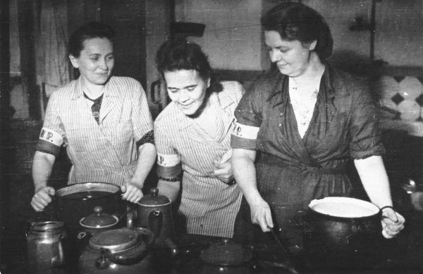 Kobiety w Powstaniu Warszawskich, walcząc, pracując jako łączniczki, sanitariuszki, gotując w kuchniach polowych i dbając o porządek, starały się wyglądać jak najbardziej schludnie (źródło: domena publiczna).