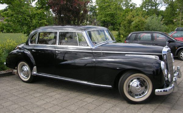 Mercedes 300 "Adenauer". Partyjni dygnitarze wozili się między innymi takimi samochodami (autor: Ra Boe, lic.: CC BY-SA 3.0).