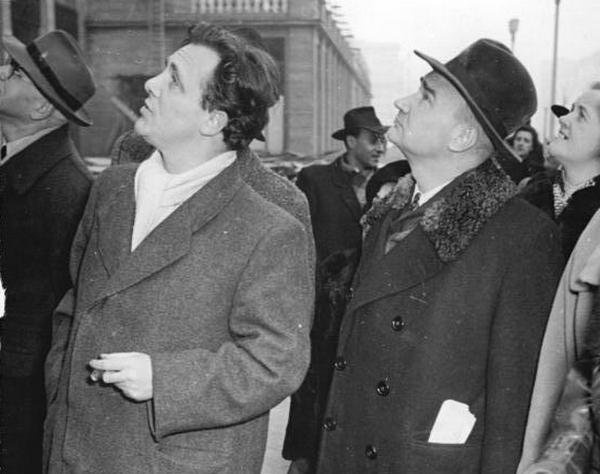 Włodzimierz Sokorski (w kapeluszu z prawej) uchodził za jednego z największych playboyów PRL. Był czterokrotnie żonaty, a jego wybranki rzadko kiedy miały skończone 18 lat (źródło: Bundesarchiv; lic. CC-BY-SA 3.0).