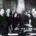 Czy warunki pokoju z bolszewikami to sprawka Piłsudskiego? Na zdjęciu akt podpisania traktatu ryskiego (źródło: domena publiczna).