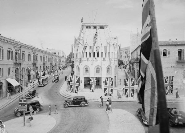 Ulice Jerozolimy 8 maja 1945 r. (fot. Matson News Service, ze zbiorów Biblioteki Kongresu USA, domena publiczna).