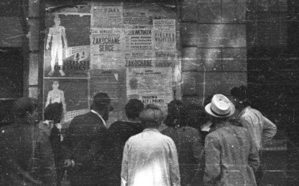 Jesienią 1943 roku na murach stolicy pojawiły się rzekome "Rozporządzenia o statusie prawnym Polaków". Naprawdę była to akcja państwa podziemnego ośmieszająca ustawodawstwo okupanta (źródło: domena publiczna).