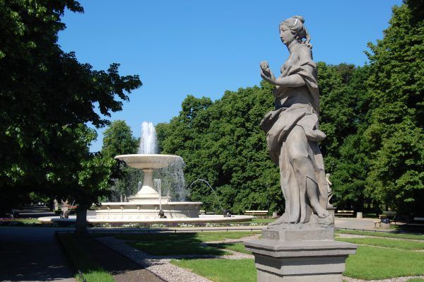 W czasie Powstania Warszawskiego ludzie myli się między innymi w publicznych fontannach. Na zdjęciu: Ogród Saski (autor: Marcin Białek, lic.: GFDL).