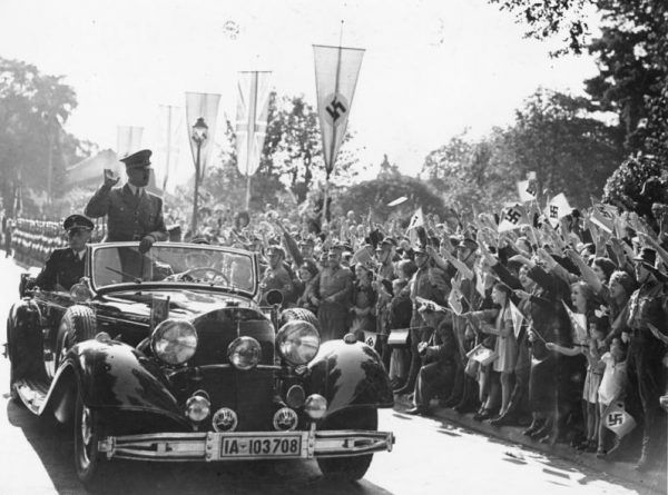 Młoda władza ludowa w Polsce w pierwszych powojennych latach woziła się zdobycznymi samochodami. Wśród nich nie zabrakło również mercedesów 770, w których przed wojną lubował się na przykład Adolf Hitler (źródło: Bundesarchiv, lic.: CC-BY-SA 3.0).