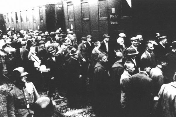 Załadunek więźniów do wagonów na dworcu kolejowym w Tarnowie dnia 14 czerwca 1940 roku (źródło: domena publiczna).