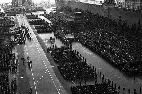Defilada zwycięstwa na Placu Czerwonym w Moskwie, 24 czerwca 1945 r. (fot. Ministerstwo Obrony Federacji Rosyjskiej,Mil.ru, CC BY 4.0).