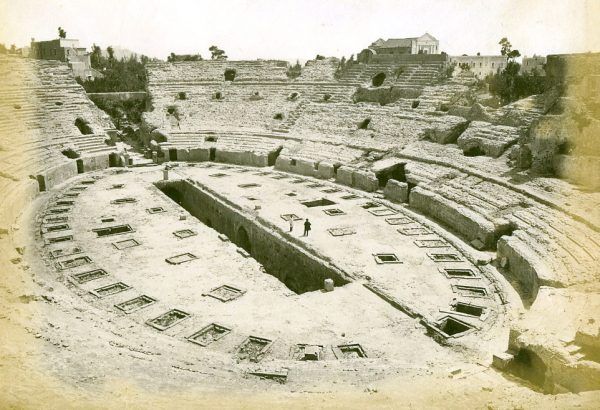 To właśnie w ruinach tego rzymskiego amfiteatru Bona wzięła udział w tajemniczym rytuale, mającym na celu przyzwanie z zaświatów przodków przyszłej polskiej królowej (fot. Roberto Rive; lic. domena publiczna).