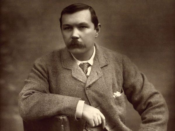 Arthur Conan Doyle rozwiązywał zagadki kryminalne nie tylko na kartach swych powieści... Zdjęcie autorstwa Herberta Rose'a Barrauda z 1893 roku (źródło: domena publiczna).