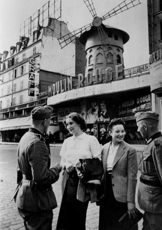 Dla wielu nazistów Paryż był miastem miłości... Partyzanci postanowili to wykorzystać. Na zdjęciu: niemieccy żołnierze z damami pod Moulin Rouge (źródło: Bundesarchiv, lic.: CC BY-SA 3.0 de).