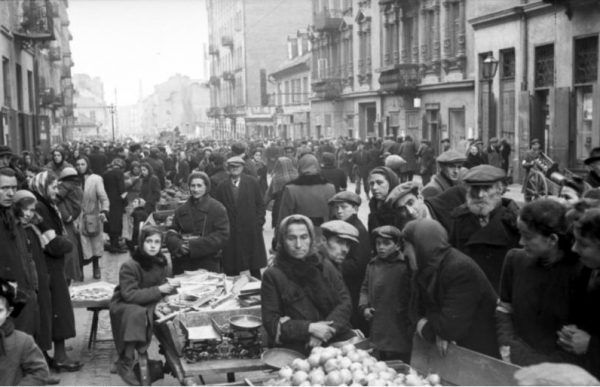 Ceny żywności w okupowanej Warszawie wzrastały skokowo. Skąd brać pieniądze na jedzenie i na ciągłe łapówki? (źródło: Bundesarchiv, lic.: CC BY-SA 3.0 de).