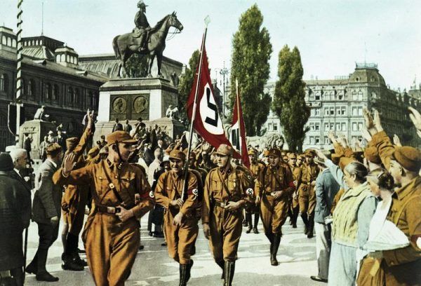 Hrabiemu podobała się kolorystyka nazistowskiej flagi. Na zdjęciu Norymberga, 1929 rok (źródło: Bundesarchiv, lic.: CC BY-SA 3.0 de).