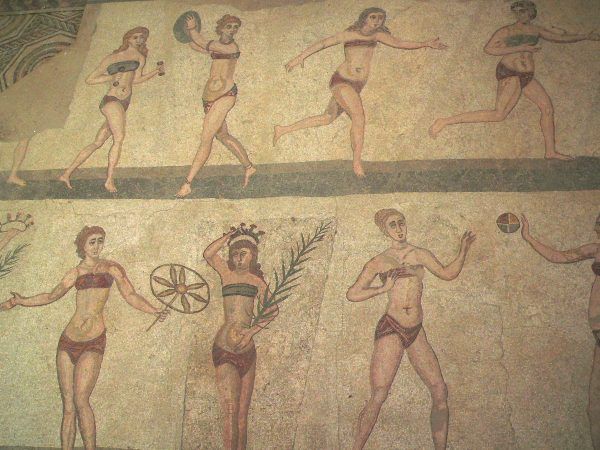 Dla wielu statecznych Rzymian gorszące było, gdy na boiskach przy łaźniach pojawiały się panie ćwiczące zapasy (autor: M. Disdero, lic.: CC BY-SA 2.5).