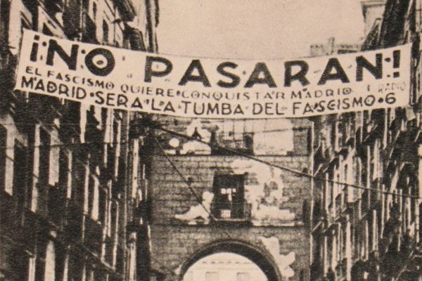Jeden z symboli wojny domowej w Hiszpanii - transparent z republikańskim hasłem "Nie przejdą" na madryckiej ulicy w 1937 roku. Między innymi dzięki pomocy niemieckiej jednak przeszli. Fotografia Michaiła Koltsowa (źródło: domena publiczna).