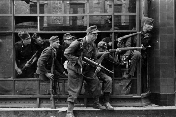 Do pacyfikacji Warszawy Niemcy użyli wszystkiego, co było pod ręką. Na zdjęciu żołnierze pułku Dirlewangera (źródło: Bundesarchiv, lic.: CC BY-SA 3.0 de).