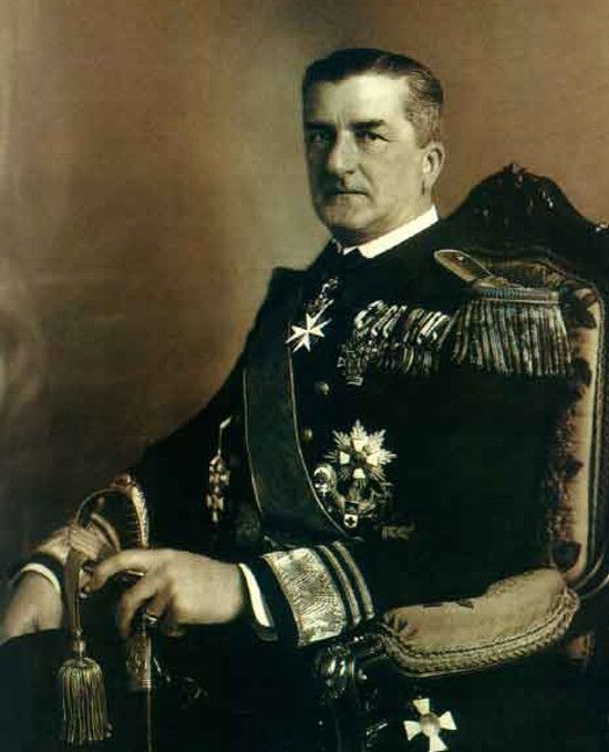 Admirał Miklós Horthy okazał się sprawnym politykiem, który potrafił przejąć i utrzymać w rękach pełną władzę (źródło: domena publiczna).